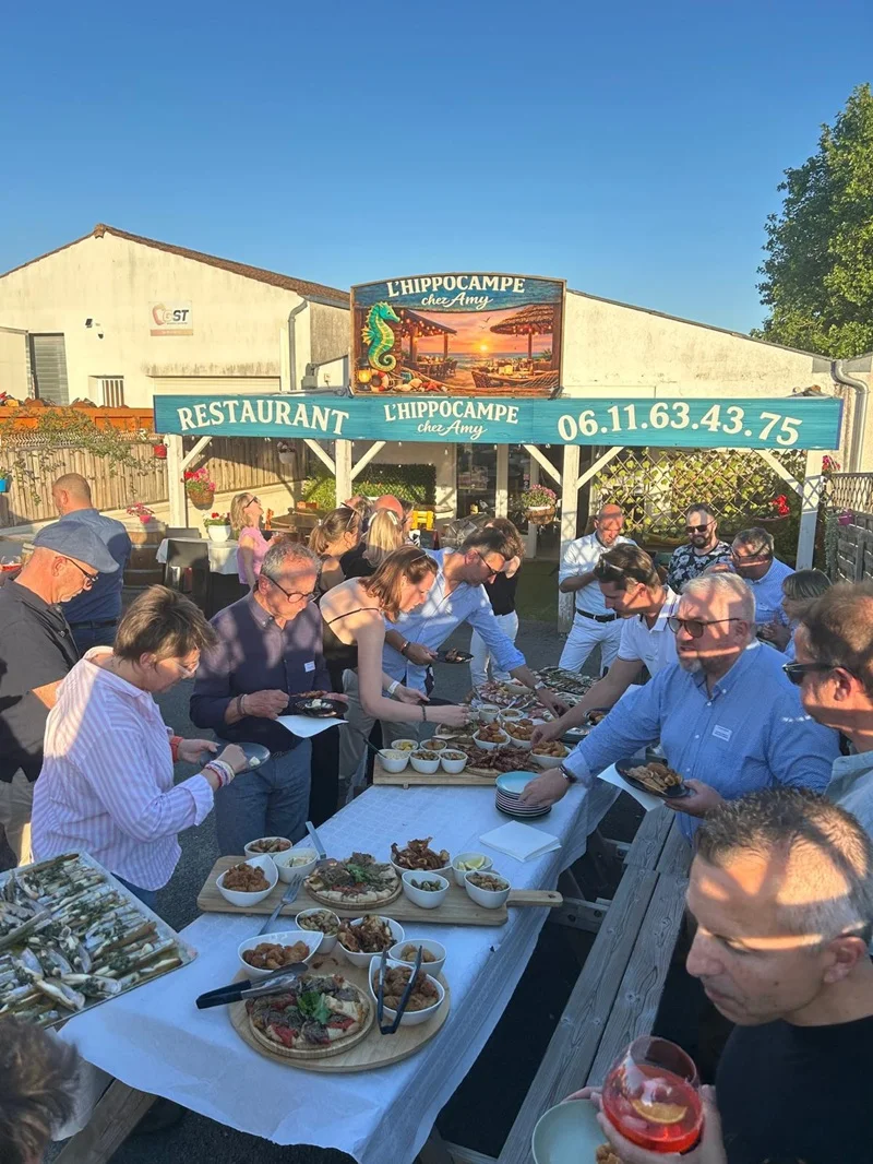 soire-cera-mai-onference-pilote-de-chasse -diner-en-exterieur
